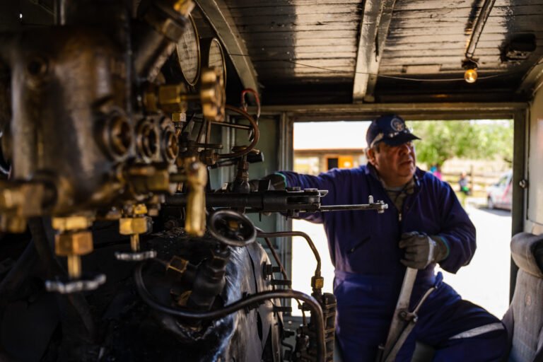 Carlos: amante de los ferrocarriles creó una Escuela que enseña el oficio