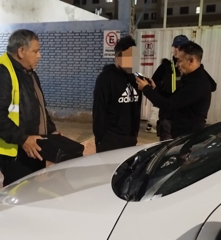 Alcoholizado se quedó dormido en la mitad de la calle