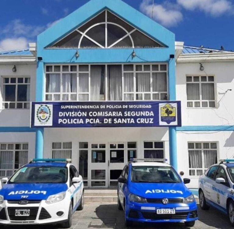 Quedaron atascados por el barro, caminaron pidiendo ayuda, ella llegó y a él no lo encuentran