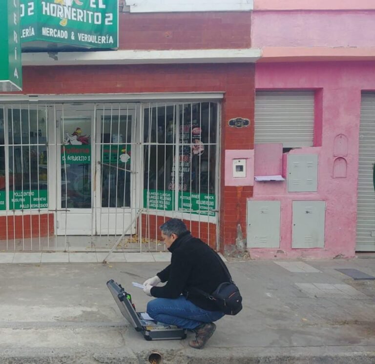 Tras forzar las rejas de un comercio, robaron dinero, bebidas y hamburguesas