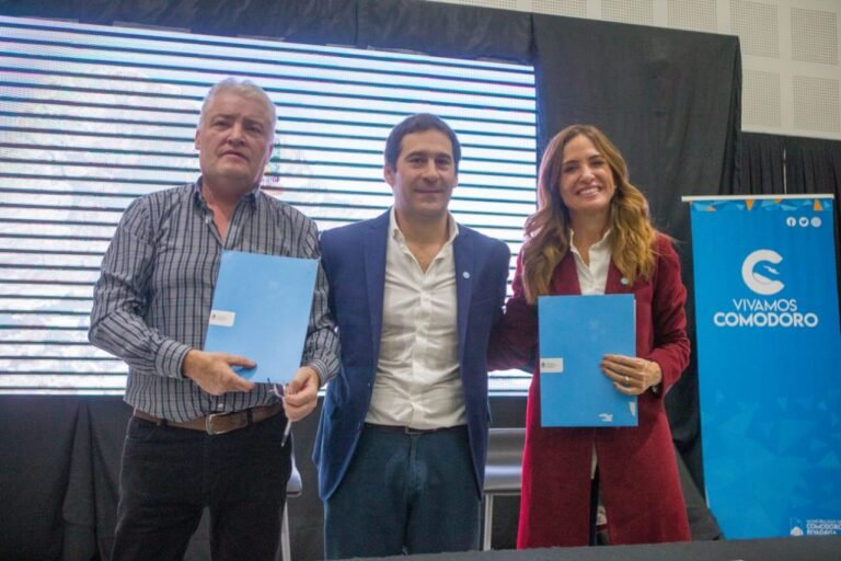 Tolosa Paz firmó convenios por más de 160 millones de pesos