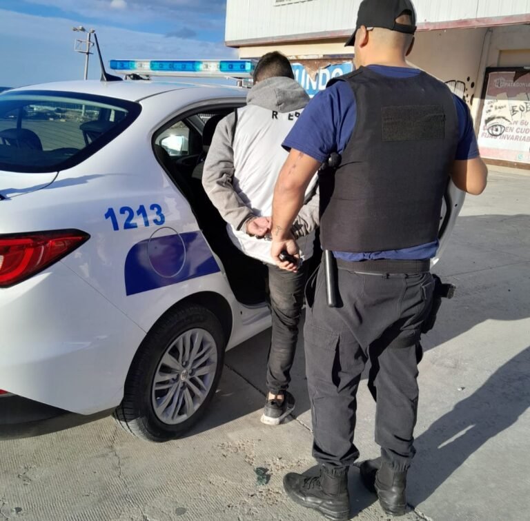Amenazó con un cuchillo a un empleado de seguridad y quedó detenido