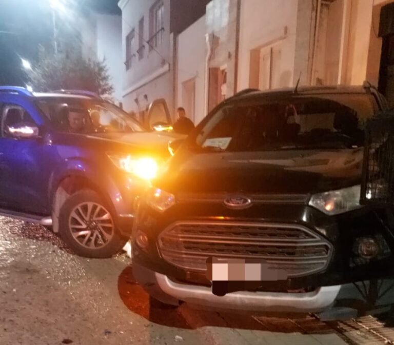 Chocó a un vehículo estacionado, conducía alcoholizado y con seguro vencido