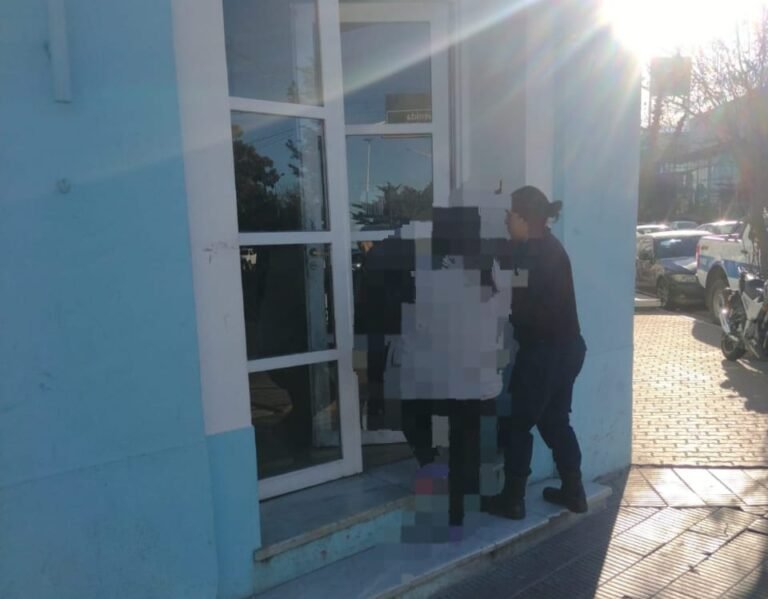 Agredió y amenazó al personal de limpieza por no dejarla pasar al baño