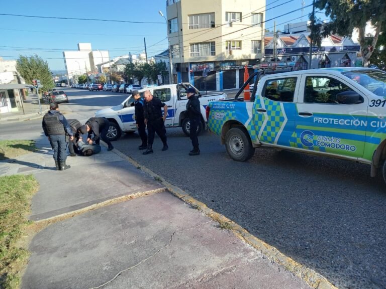 Robó, lo siguieron y recibió una golpiza