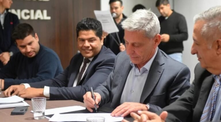 Arcioni anunció el adelantamiento del aumento salarial de los trabajadores estatales