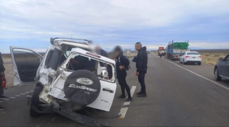Comodorenses lesionados tras chocar con un camión