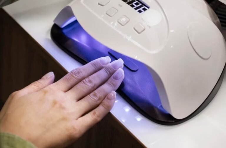 Tuvo cáncer en un dedo: sospechan de las lámparas que se usan para el esmaltado semi permanente