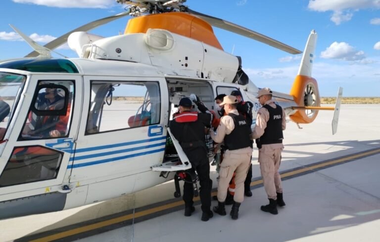 Emergencia en el mar: Prefectura aeroevacuó de urgencia al tripulante de un buque pesquero