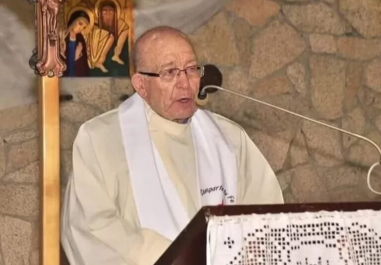 Conmoción en Esquel: aseguran que el cuerpo de un párroco se “iluminó” al momento de morir