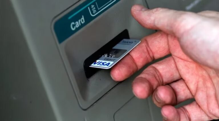 La nueva estafa en los cajeros automáticos que puede dejarte sin dinero de tu extracción