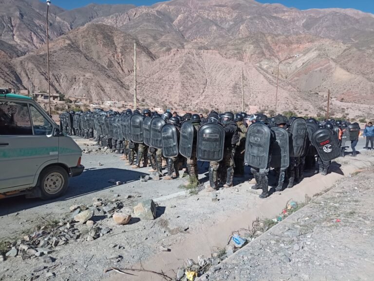 Pese a la represión policial, continúan los cortes de ruta y las protestas en Jujuy