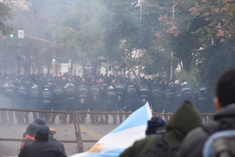 Incidentes en Jujuy: manifestantes atacaron la Legislatura
