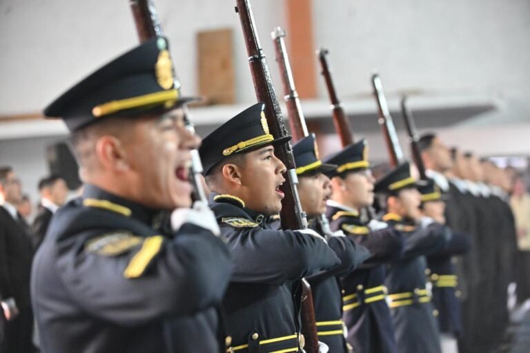 Cadetes y aspirantes de la Policía realizaron la Jura a la Bandera