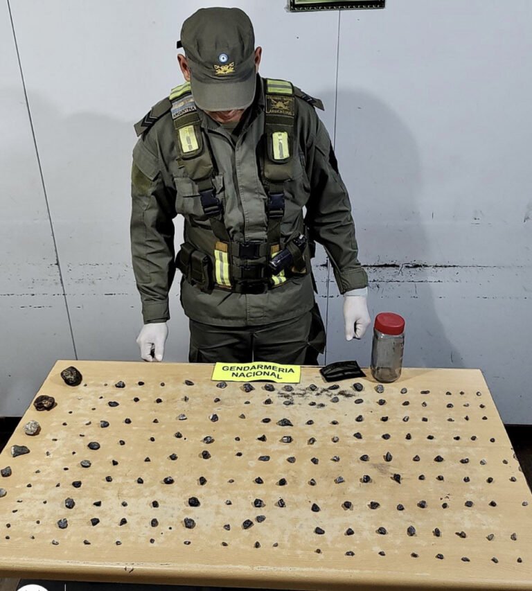 Viajaba desde Santa Cruz con 184 meteoritos en su vehículo