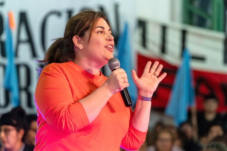 “Juntos no nos vence nadie”, dijo Ana Clara en un gimnasio colmado de gente
