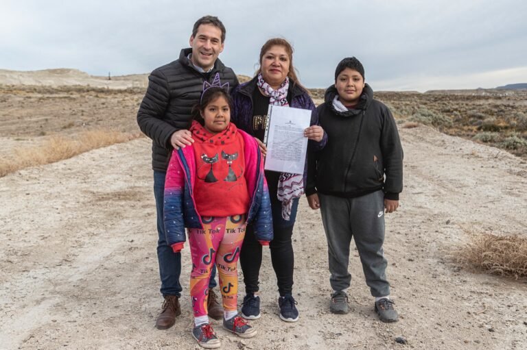 Entregaron actas de terrenos a familias comodorenses