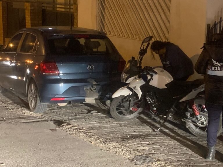 Una motocicleta chocó contra un vehículo estacionado