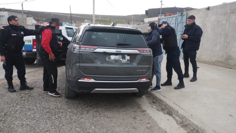 Realizaban un control y encontraron cocaína y cerca de 400 mil pesos