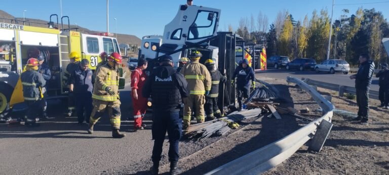 Tras volcar en camión fueron rescatados por bomberos y trasladados al Hospital