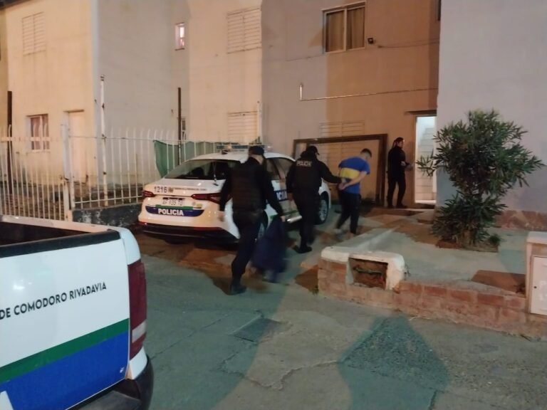 Violento golpeó y pateó a su pareja