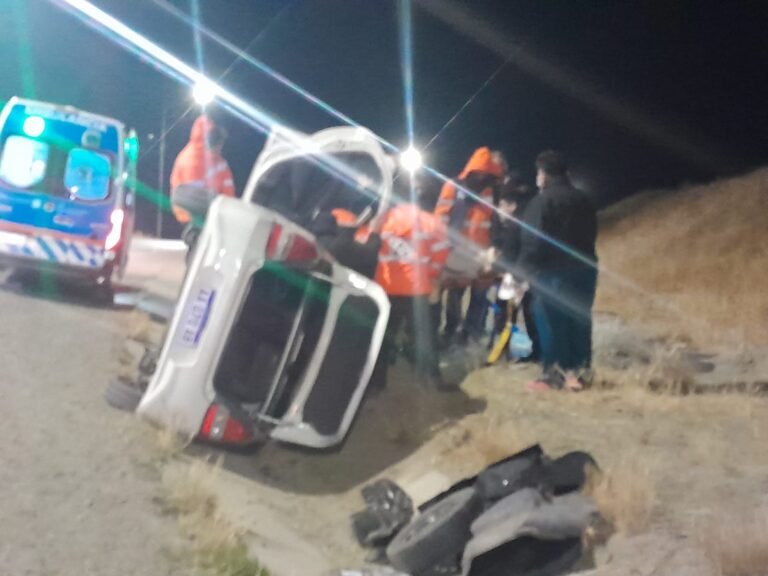 Volcó un remis y su ocupante quedó atrapada en el vehículo