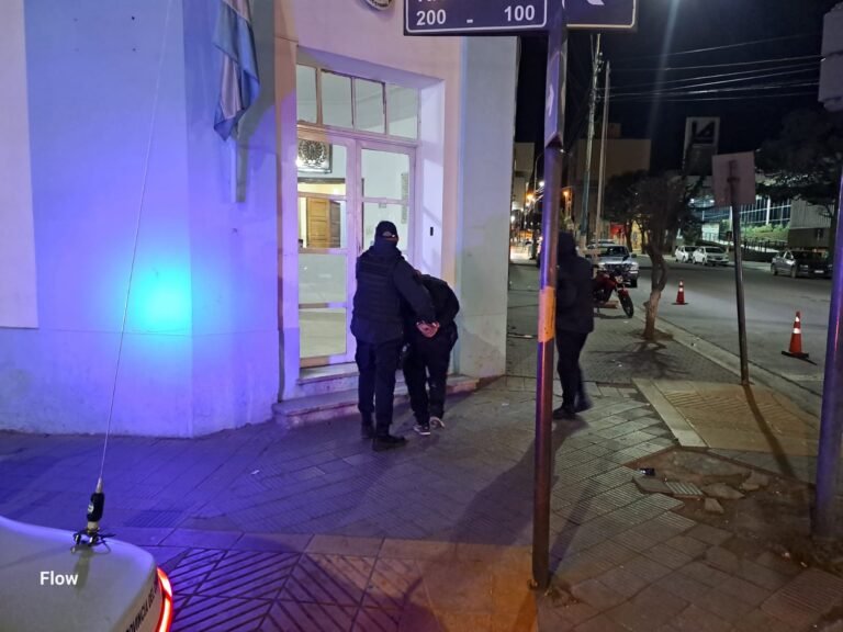 Se negó a identificar, empujó a lo efectivos policiales y quedó detenido