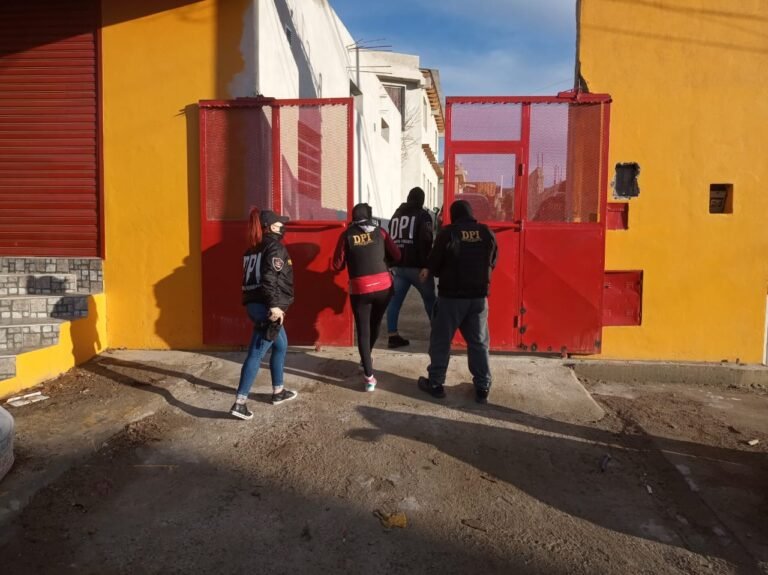 Allanamiento tras una denuncia a profesor por acoso a una alumna a través de redes sociales