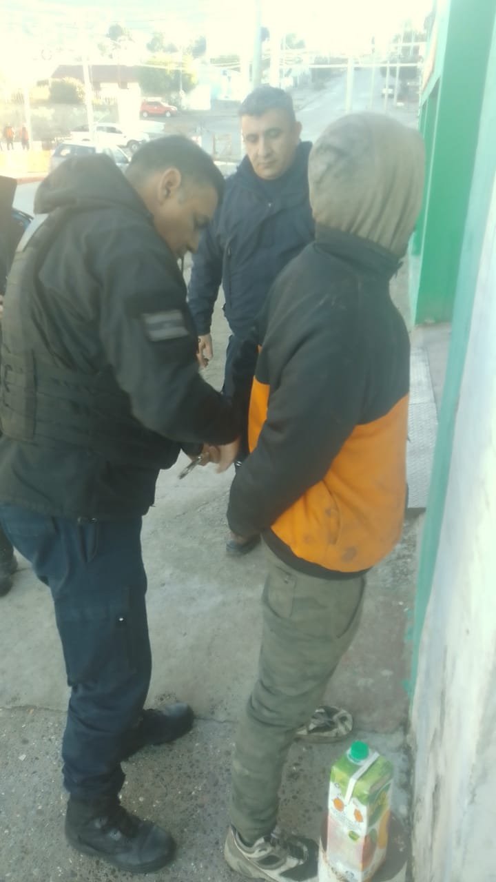 Apuró la marcha, se puso un gorro pero igual lo detuvieron