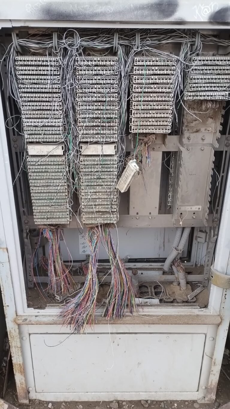 Fueron sorprendidos cuando arrancaban los cables de una conexión eléctrica