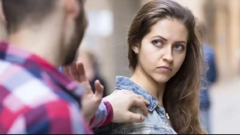 Aprobaron una ley que multa el acoso callejero