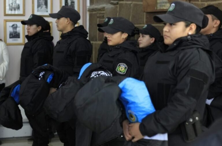 El Gobierno provincial entregó indumentaria de invierno a la policía