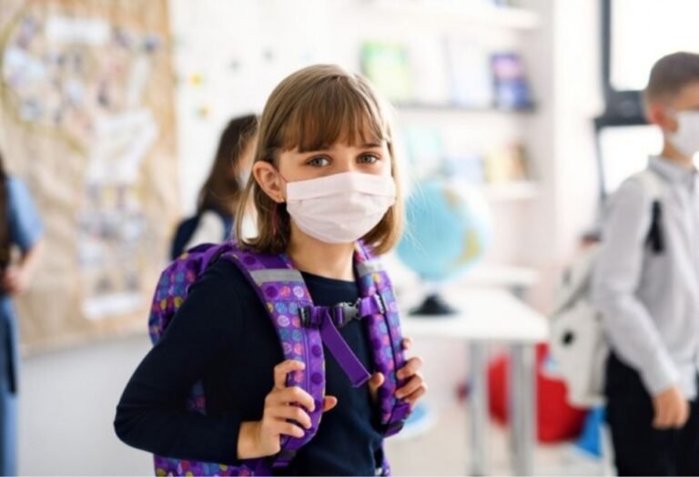 Chile: vuelve el uso obligatorio de barbijo a las escuelas por un brote de virus