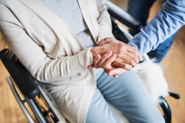 Acudió a la Justicia para que su abuela de 100 años continúe alojada en un geriátrico