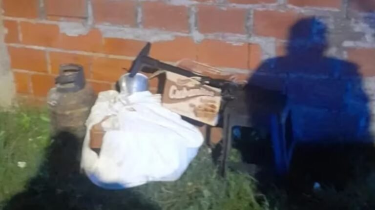 Ladrones entraron a robar a una casa y se encontraron con un cadáver en el baño