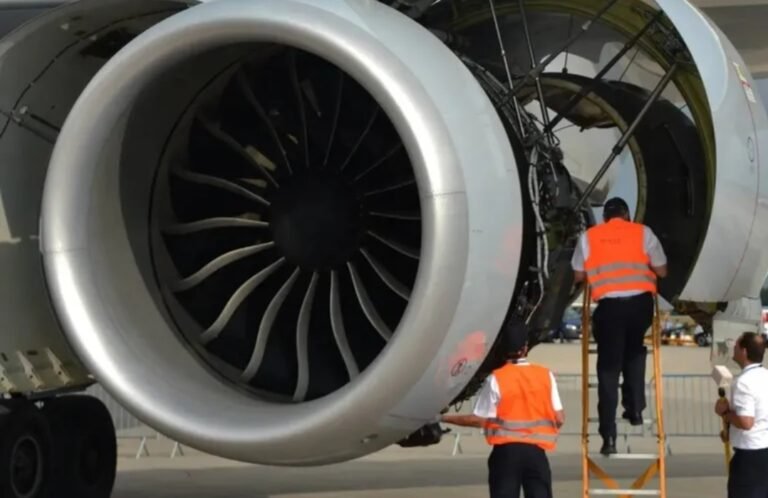 Empleado de un aeropuerto murió tras ser succionado por la turbina de un avión