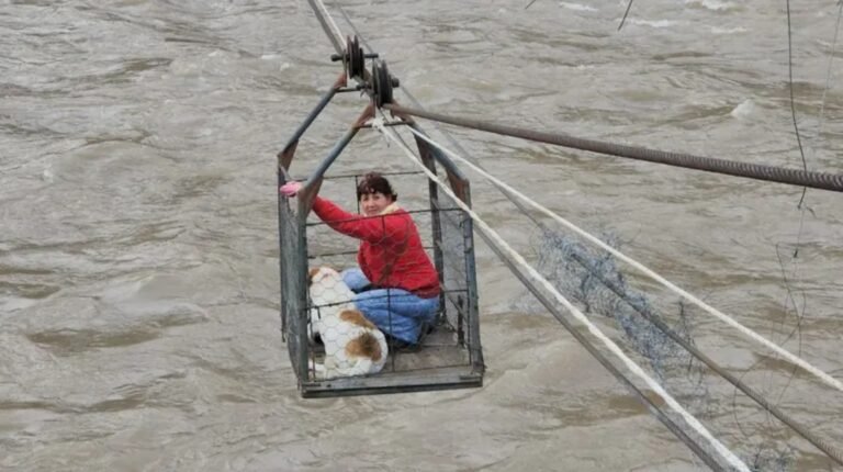 Usaron un cajón para atravesar el río y trasladar a los vecinos de un paraje