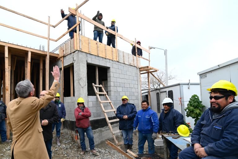 Entregaron móviles y recorrieron  la obra de la nueva Comisaría de Km. 8