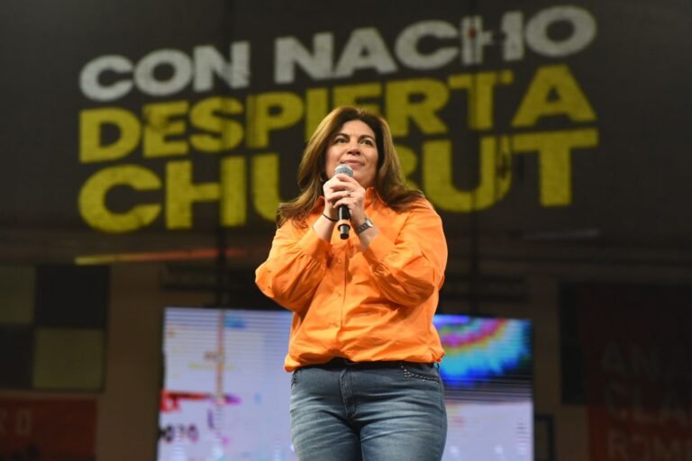 Miles de vecinos acompañaron a Ana Clara en el cierre de campaña