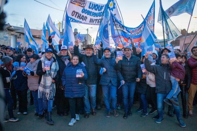 Una multitud acompañó a Luque y Macharashvili en la primera caminata de cierre de campaña