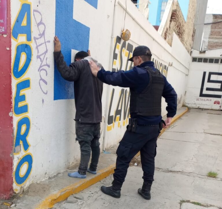 Ingresó a una vivienda a robar, lo atraparon, golpearon y entregaron a la Policía
