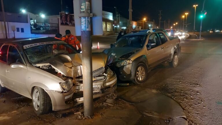 Heridos tras fuerte choque entre un remis y una Fiat Strada