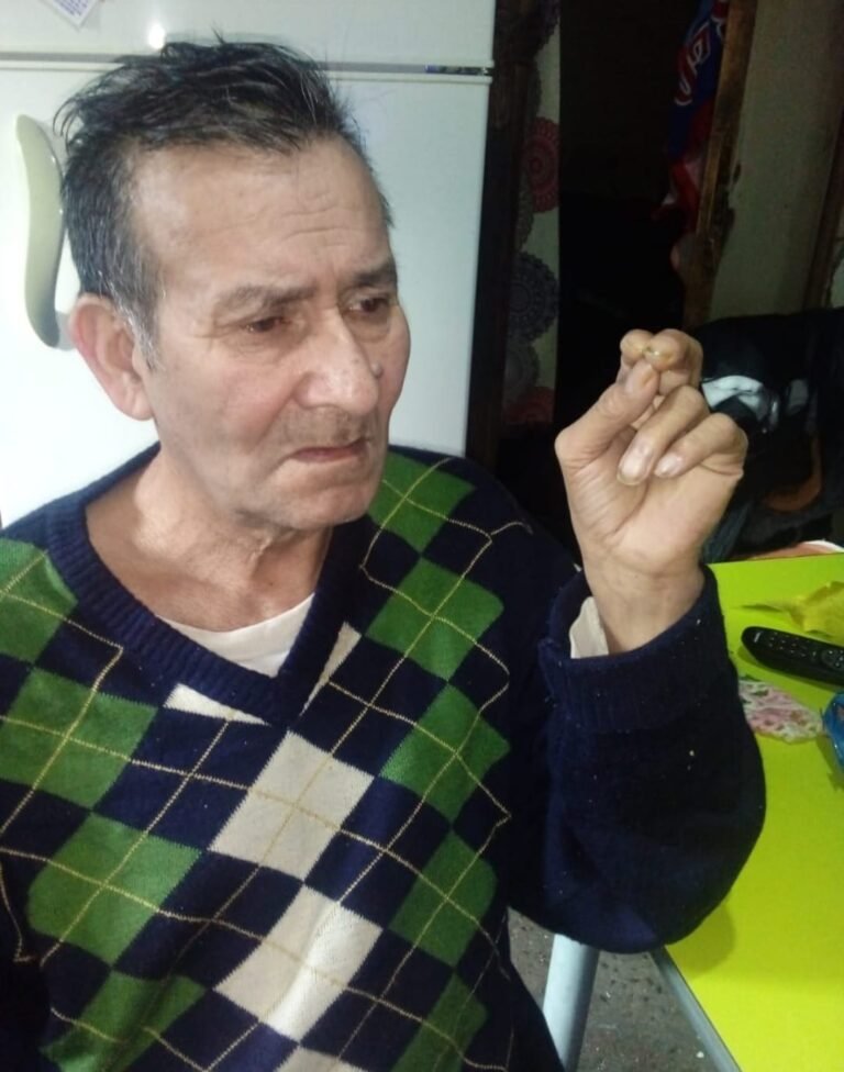 Es canillita, sufrió un ACV y necesita una silla de ruedas