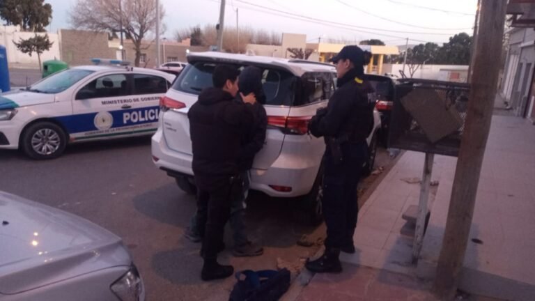 Tomaba en la vía pública, lo identificaron y tenía un arma