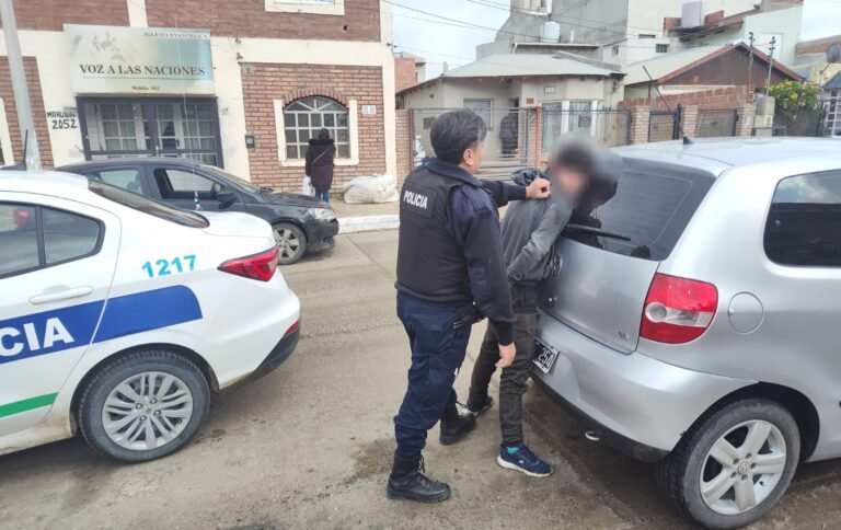 Robó un celular en un colectivo, lo persiguieron y entregaron a la Policía