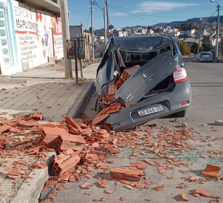 Por las fuertes ráfagas se desprendió una pared de ladrillos y cayó sobre un vehículo