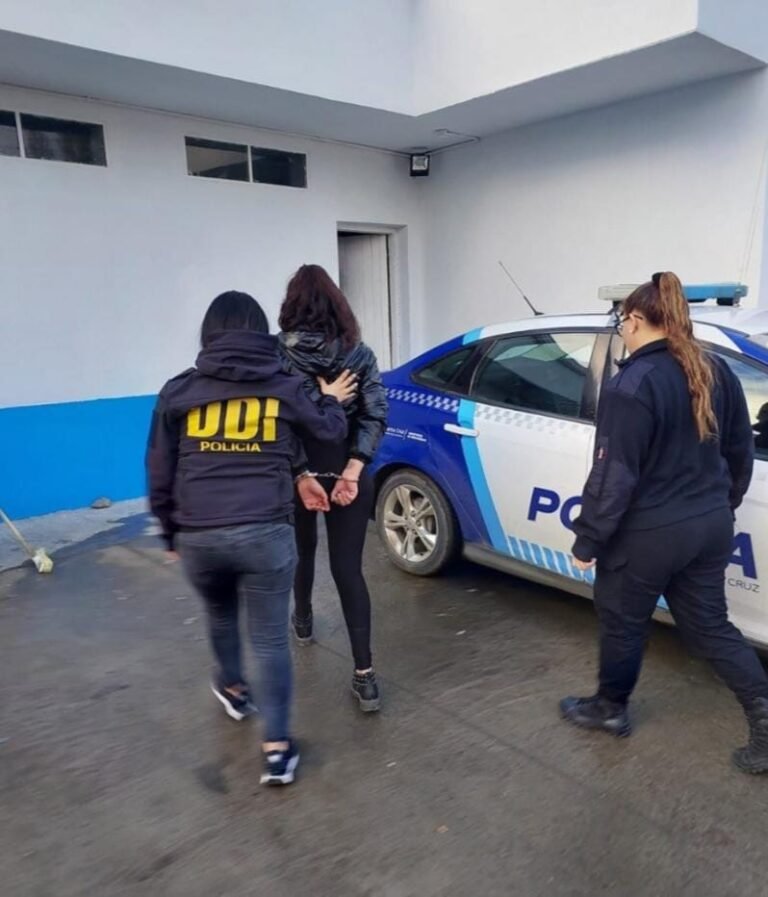 Detienen a una mujer por extorsionar en Facebook