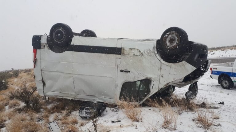 Despiste y vuelco producto de nieve en la calzada