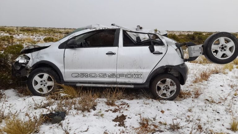 Una familia protagonizó un fuerte vuelco en la Ruta 3