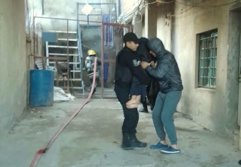 Policías evacuaron un inquilinato tras originarse un incendio por un calefactor